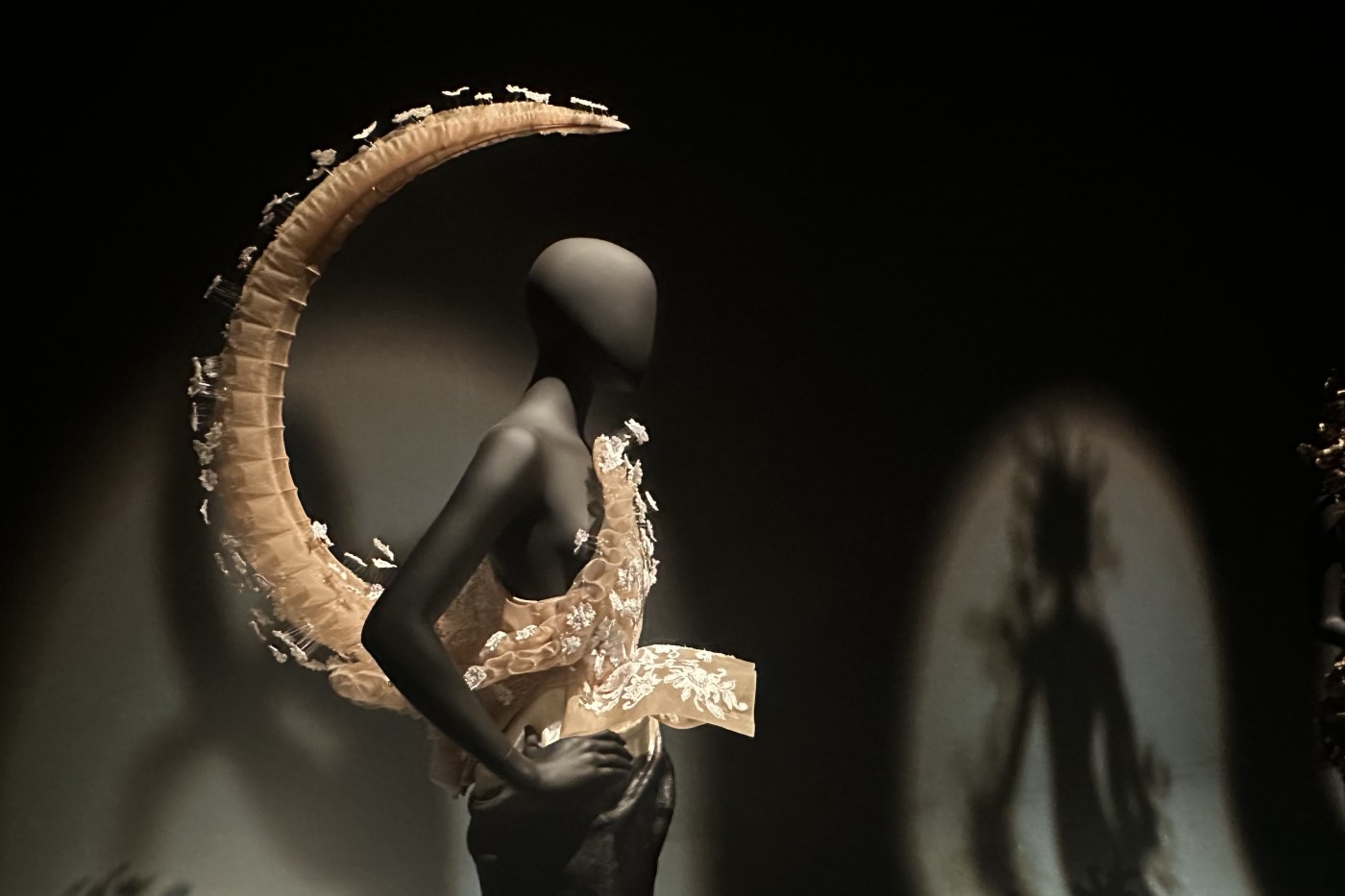 Scorpion Sister 2026 Daniel Roseberry- Schiaparelli: Fashion Becomes Art - V&A Museum, London. Image ©Jane Francis